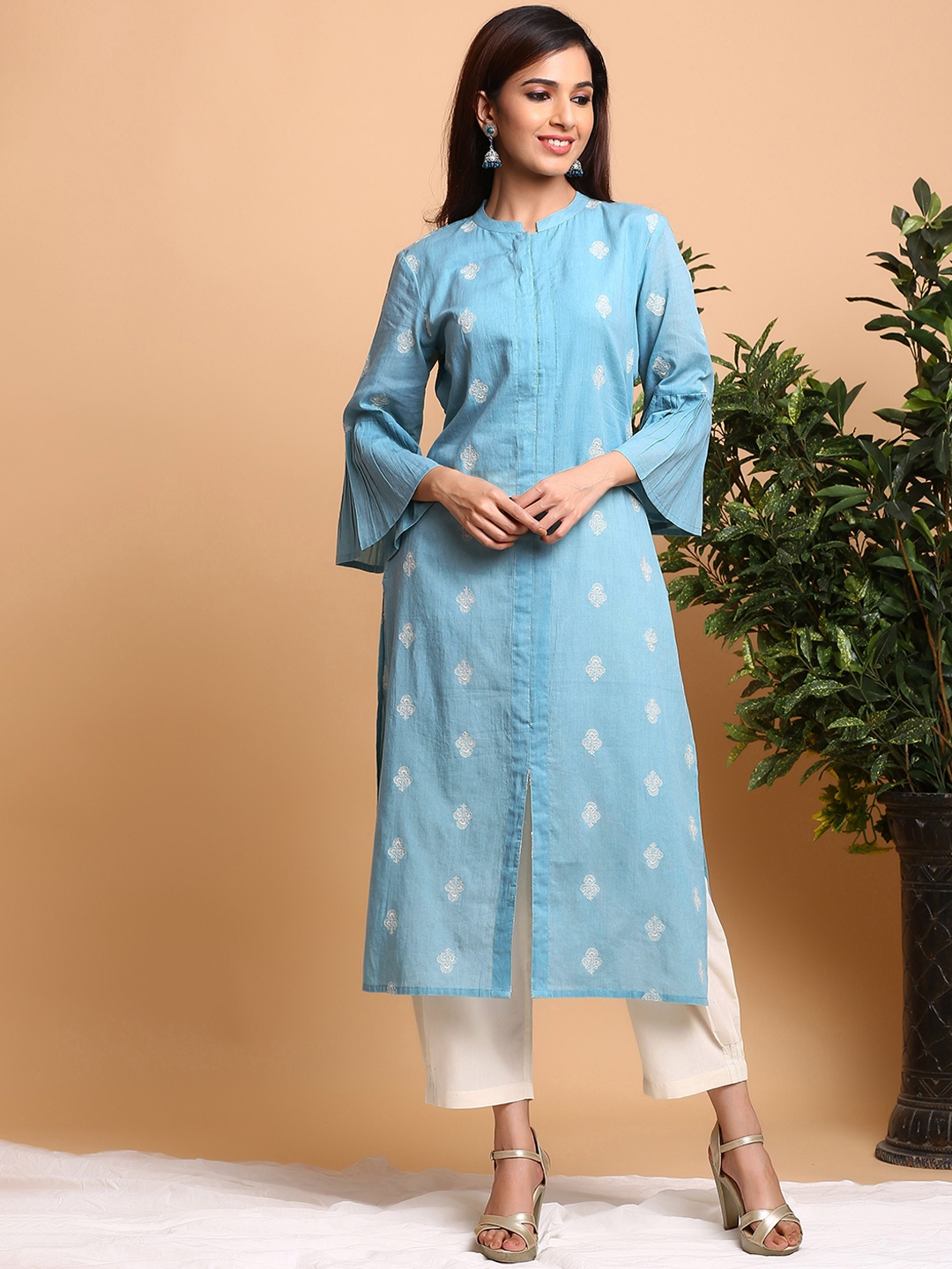 The Kurta Express Ethnic Motifs Embroidered Thread Work Pure Cotton Kurta with Trousers, Blue
The Kurta Express Ethnic Motifs Embroidered Thread Work Pure Cotton Kurta with Trousers, Blue