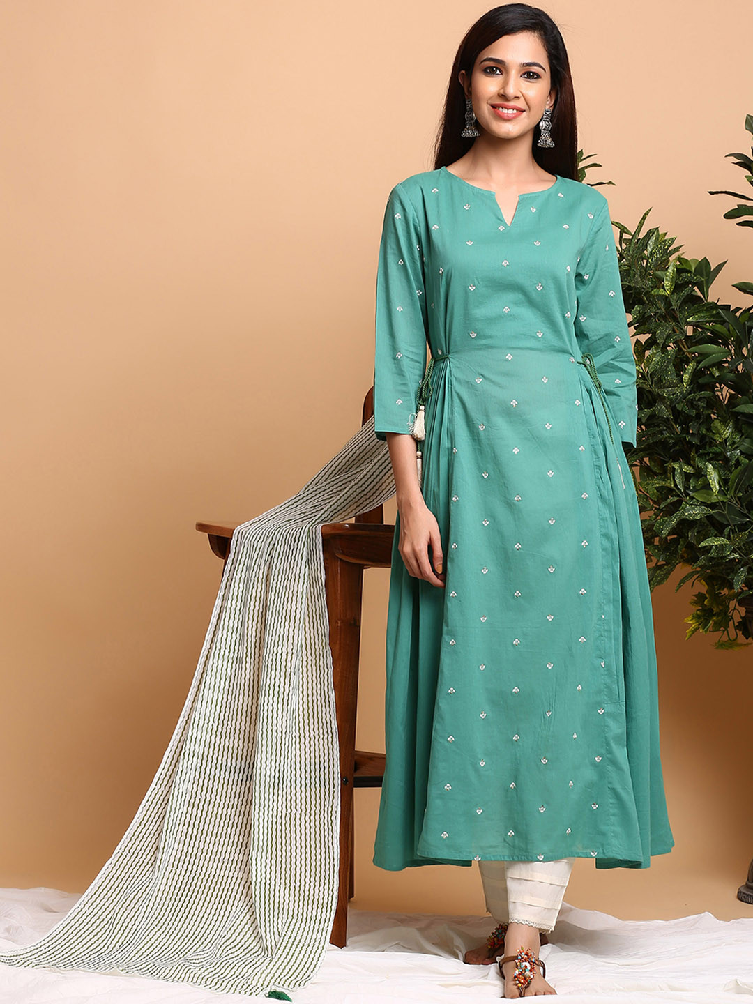 The Kurta Express Floral Embroidered Pure Cotton Kurta with Trousers & Dupatta, Green
The Kurta Express Floral Embroidered Pure Cotton Kurta with Trousers & Dupatta, Green