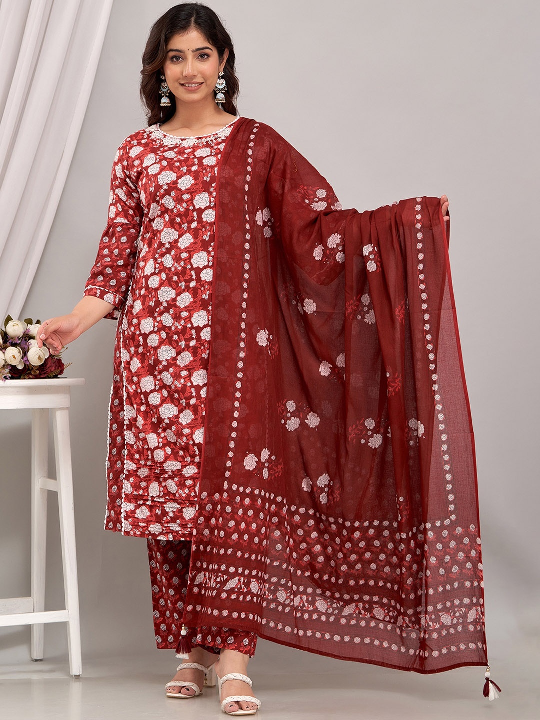 Rangeelo Floral Printed Regular Thread Work Pure Cotton Kurta with Trousers & Dupatta, Maroon
Rangeelo Floral Printed Regular Thread Work Pure Cotton Kurta with Trousers & Dupatta, Maroon