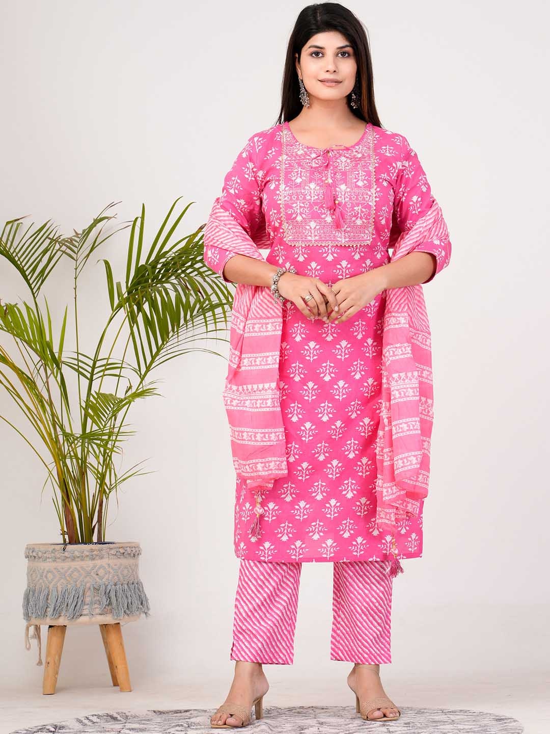 ZOYOTO Floral Printed Tie-Up Neck Straight Pure Cotton Kurta With Trousers & Dupatta, Pink
ZOYOTO Floral Printed Tie-Up Neck Straight Pure Cotton Kurta With Trousers & Dupatta, Pink