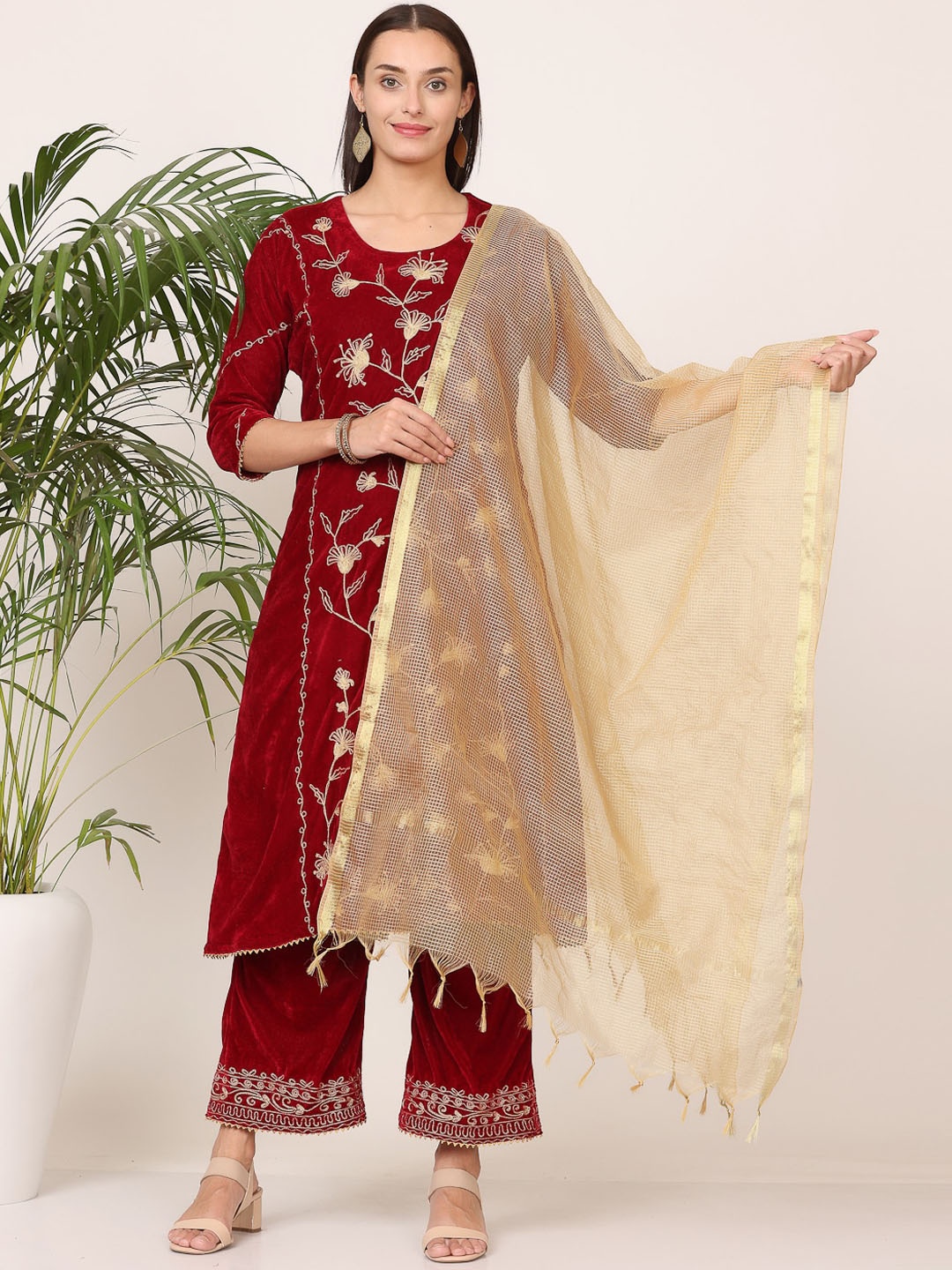 KAANCHIE NANGGIA Floral Embroidered Velvet Straight Kurta With Palazzos & Dupatta, Maroon
KAANCHIE NANGGIA Floral Embroidered Velvet Straight Kurta With Palazzos & Dupatta, Maroon
