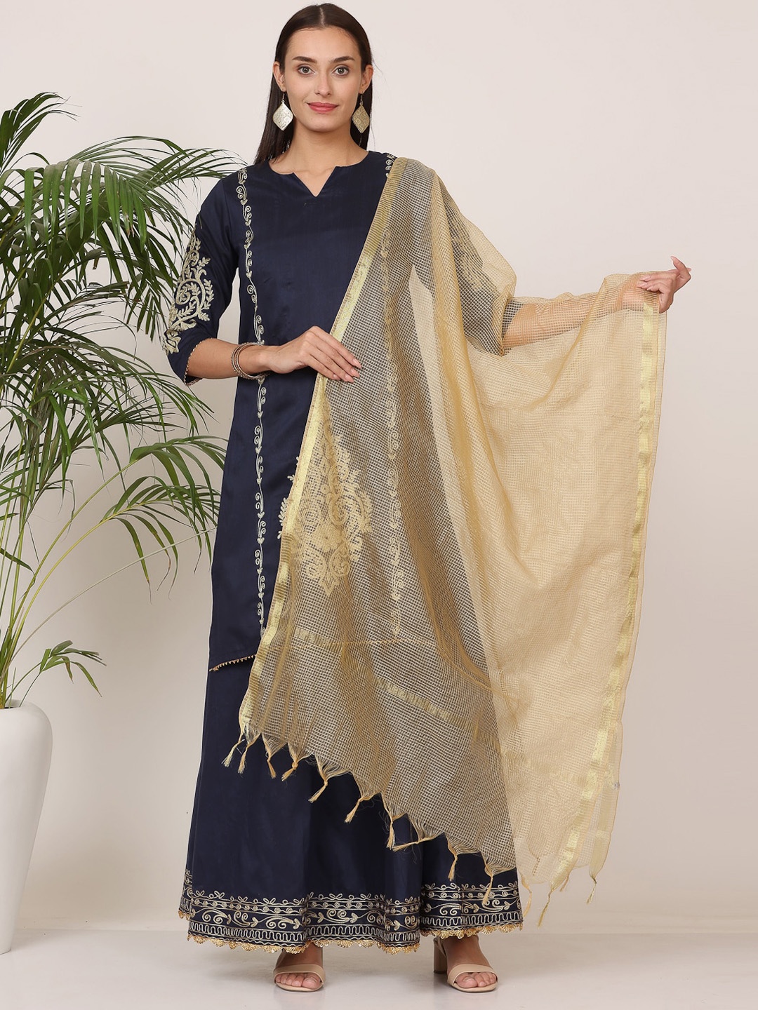 KAANCHIE NANGGIA Ethnic Motifs Embroidered Regular Pure Silk Kurta With Skirt & Dupatta, Navy blue
KAANCHIE NANGGIA Ethnic Motifs Embroidered Regular Pure Silk Kurta With Skirt & Dupatta, Navy blue