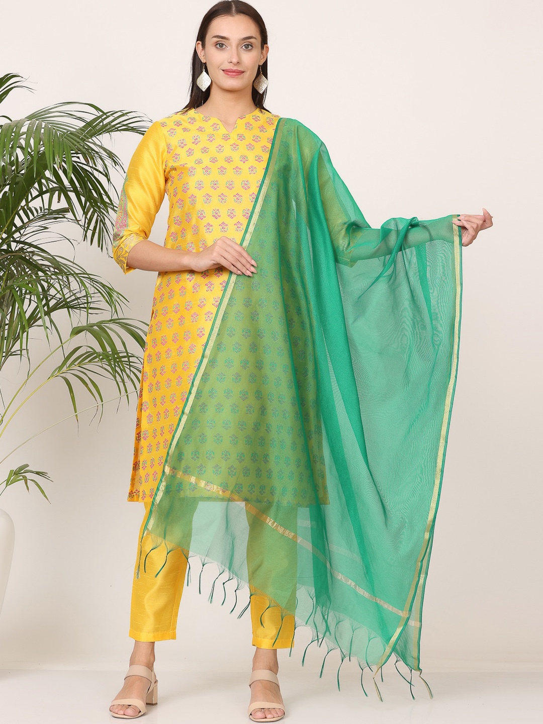 KAANCHIE NANGGIA Ethnic Motif Printed Regular Dupion Silk Kurta With Trousers & Dupatta, Yellow
KAANCHIE NANGGIA Ethnic Motif Printed Regular Dupion Silk Kurta With Trousers & Dupatta, Yellow