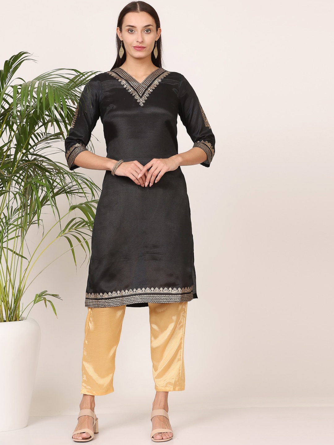 KAANCHIE NANGGIA Ethnic Motifs Yoke Design V-Neck Straight Kurta with Trouser, Black
KAANCHIE NANGGIA Ethnic Motifs Yoke Design V-Neck Straight Kurta with Trouser, Black