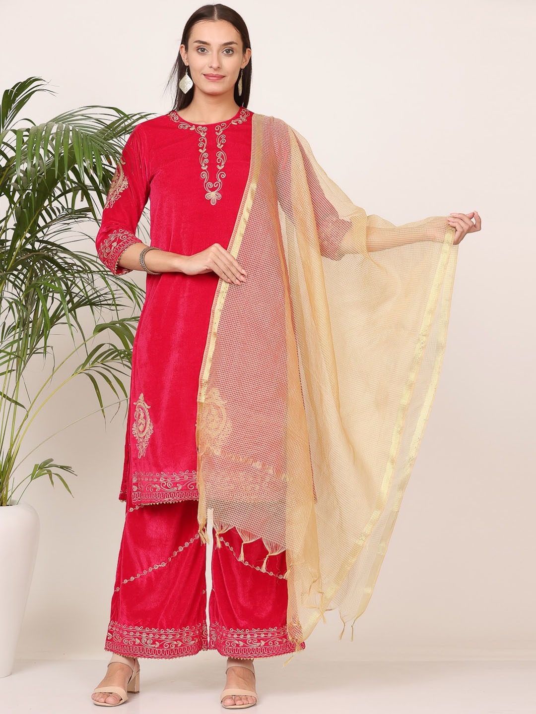 KAANCHIE NANGGIA Ethnic Motif Embroidered Velvet Straight Kurta With Palazzos & Dupatta, Pink
KAANCHIE NANGGIA Ethnic Motif Embroidered Velvet Straight Kurta With Palazzos & Dupatta, Pink