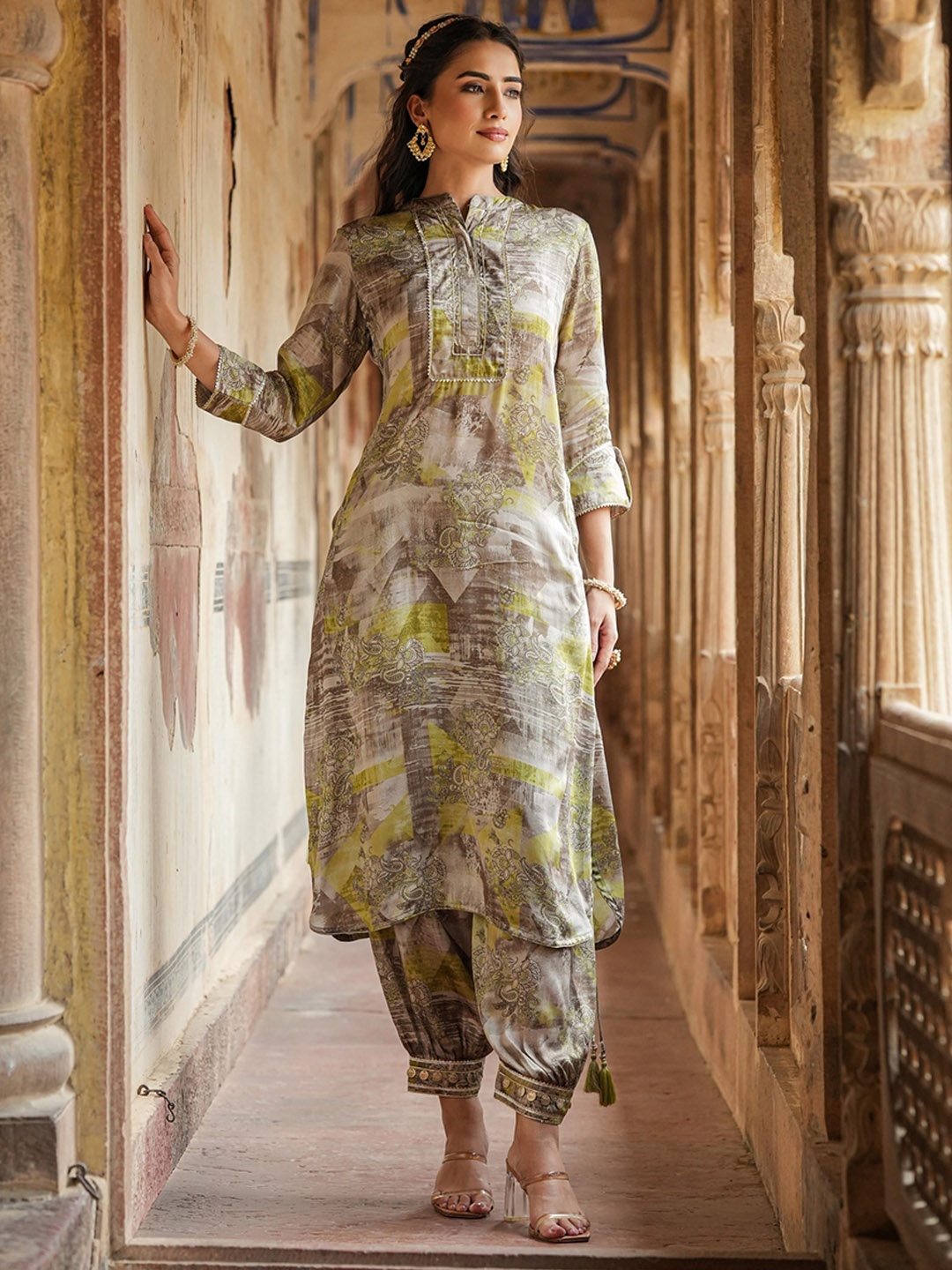 SCAKHI Paisley Printed Regular Mandarin Collar Gotta Patti Satin Kurta with Patiala, Grey
SCAKHI Paisley Printed Regular Mandarin Collar Gotta Patti Satin Kurta with Patiala, Grey