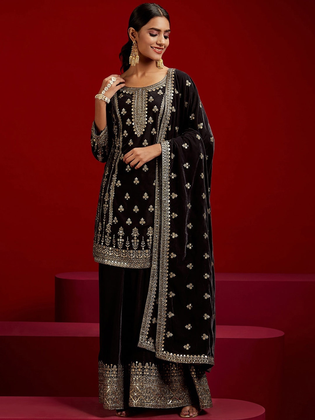 Libas Art Floral Embroidered Panelled Sequinned Velvet Kurta with Palazzos & Dupatta, Grey
Libas Art Floral Embroidered Panelled Sequinned Velvet Kurta with Palazzos & Dupatta, Grey