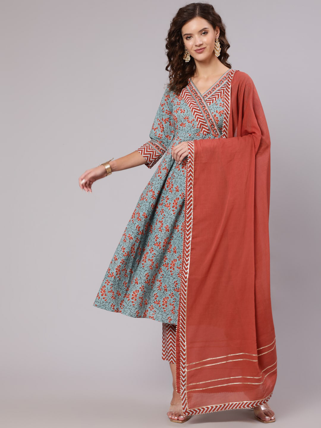 Jaipur Kurti Grey Floral Printed Gotta Patti Pure Cotton Kurta With Trousers & Dupatta
Jaipur Kurti Grey Floral Printed Gotta Patti Pure Cotton Kurta With Trousers & Dupatta