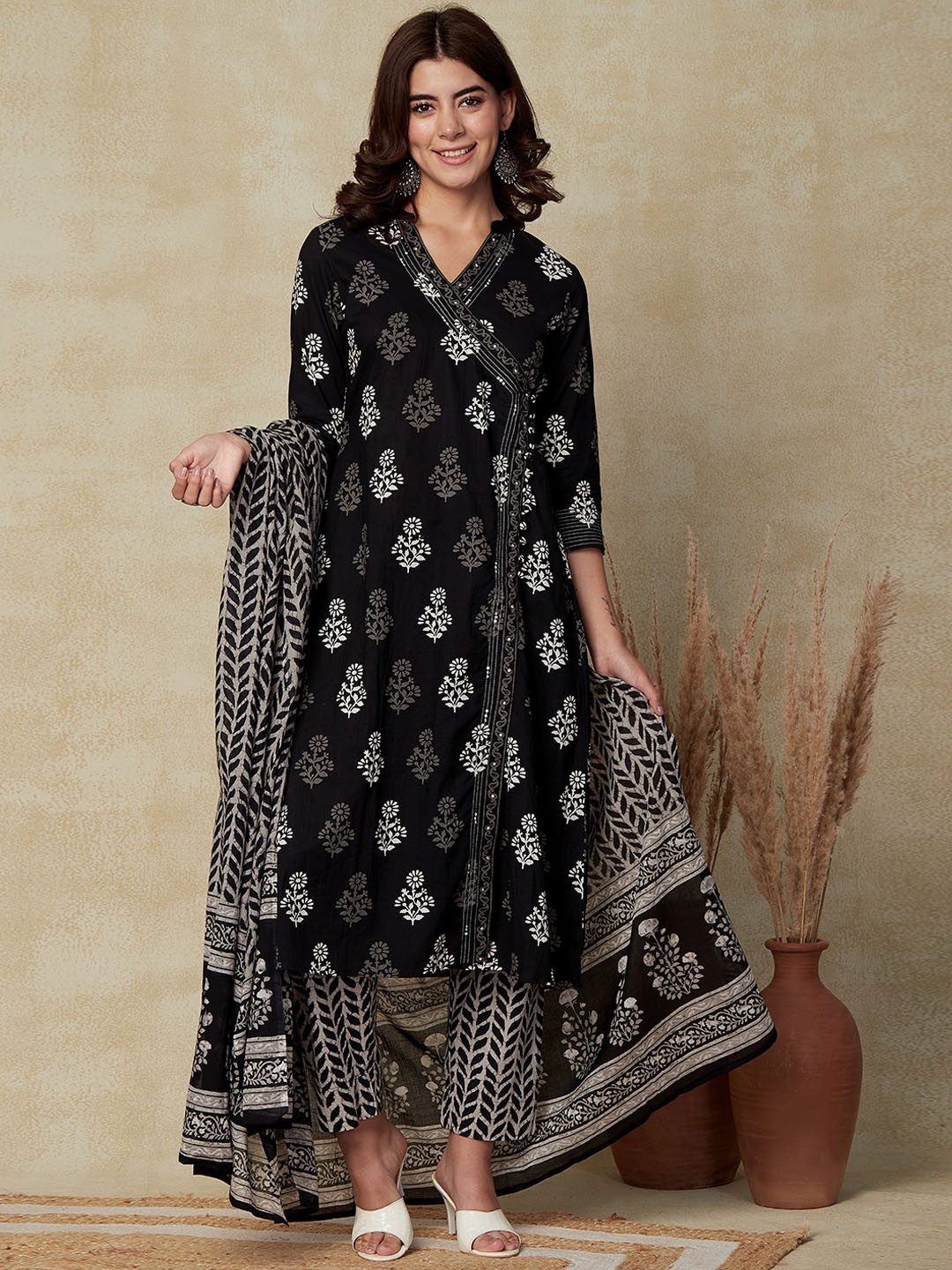 FASHOR Black Floral Printed Mandarin Collar V-Neck Pure Cotton Kurta Set With Dupatta
FASHOR Black Floral Printed Mandarin Collar V-Neck Pure Cotton Kurta Set With Dupatta