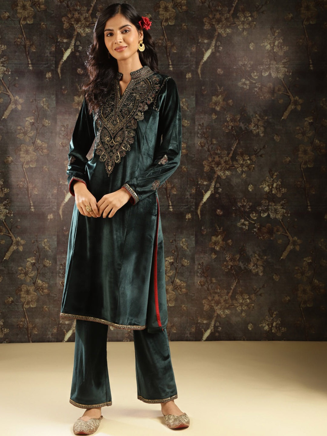 Lakshita Paisley Yoke Design Mandarin Collar Zardozi Velvet Kurta with Trousers, Green
Lakshita Paisley Yoke Design Mandarin Collar Zardozi Velvet Kurta with Trousers, Green