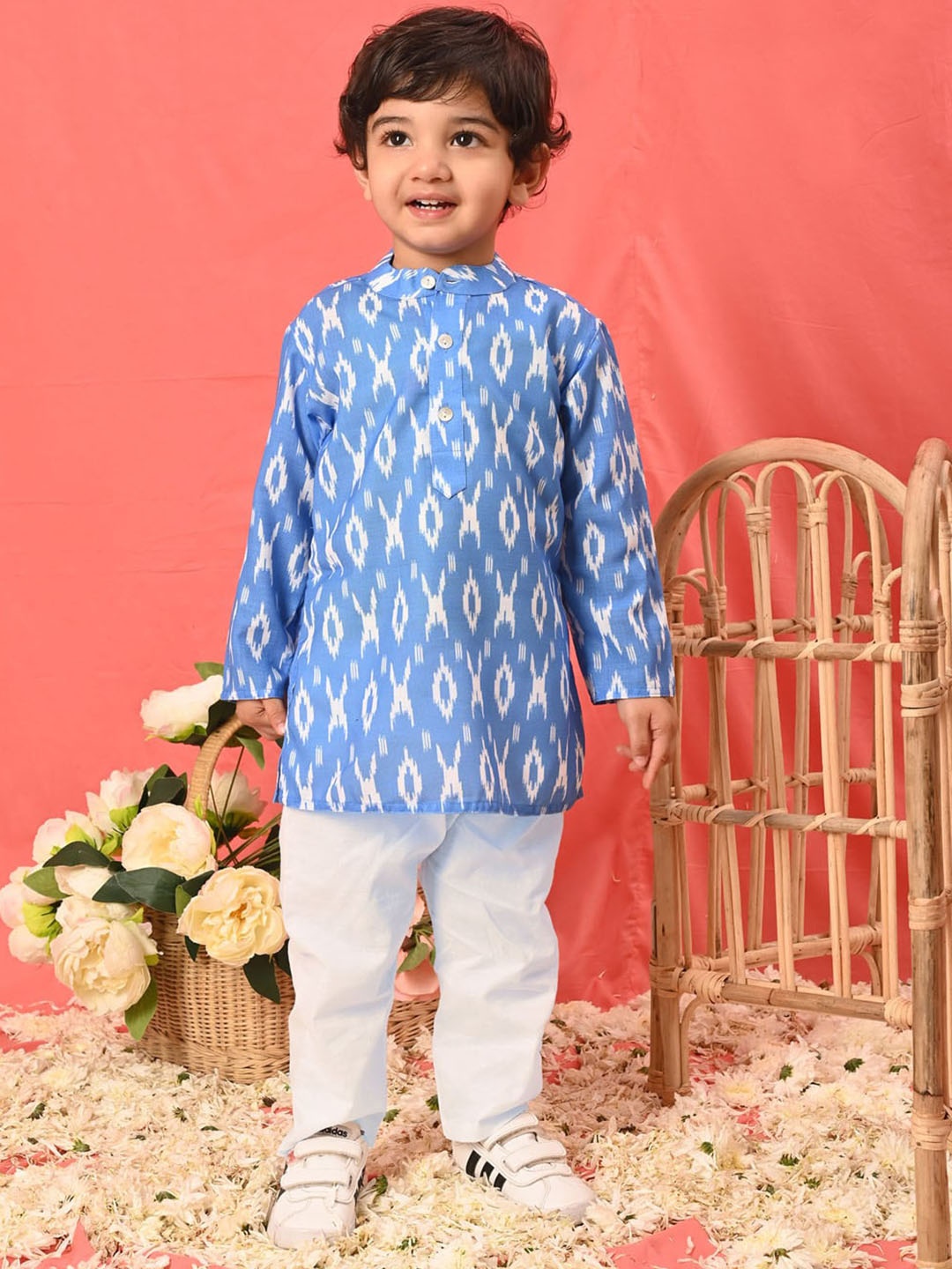 VASTRAMAY Boys Ethnic Motifs Ikat Printed Band Collar Straight Kurta With Patiala, Blue
VASTRAMAY Boys Ethnic Motifs Ikat Printed Band Collar Straight Kurta With Patiala, Blue