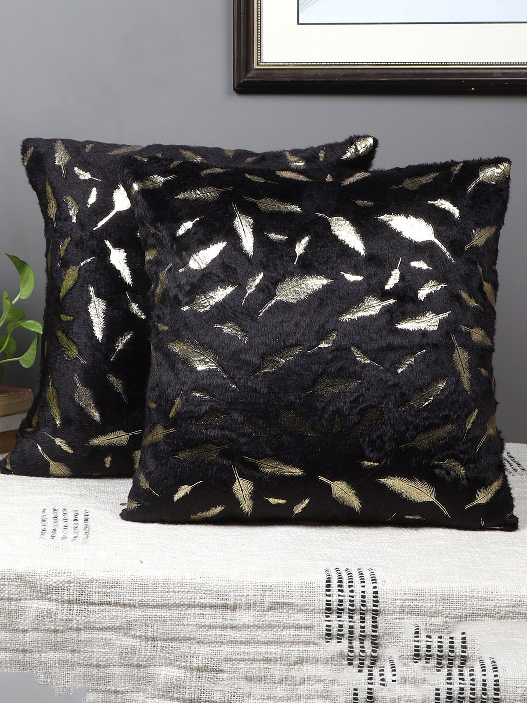 MFD HOME FURNISHING 2 Pcs Black & Gold-Toned Embellished Velvet Square Cushion Covers
MFD HOME FURNISHING 2 Pcs Black & Gold-Toned Embellished Velvet Square Cushion Covers