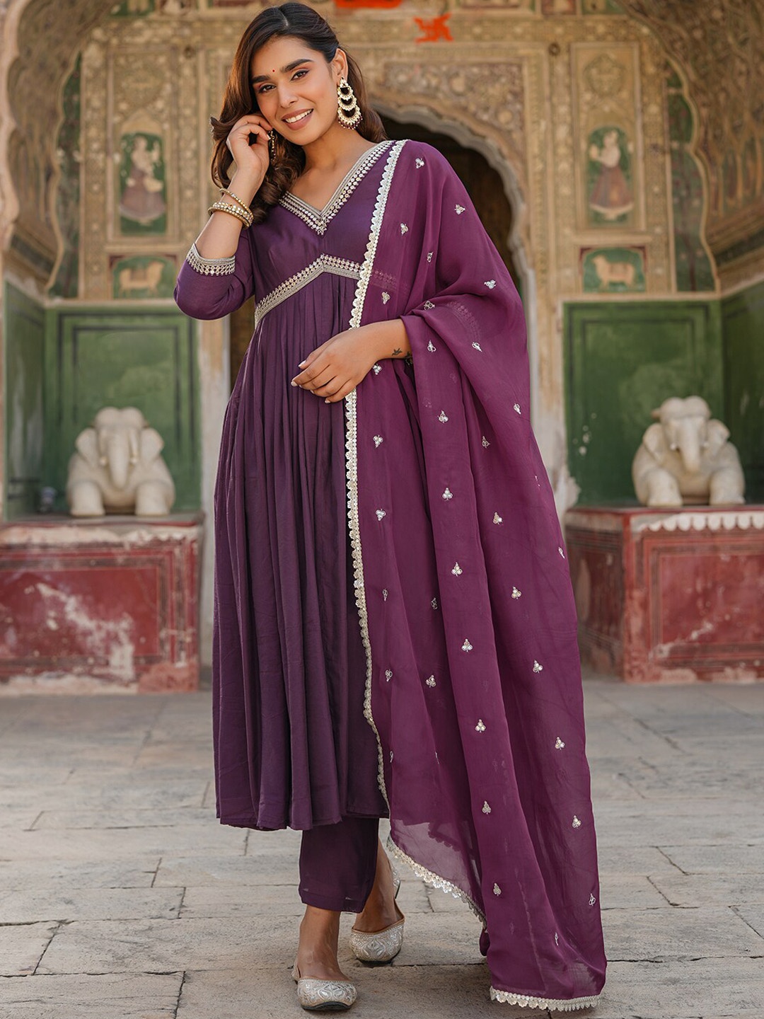 EverBloom Floral Yoke Design Empire Sequinned Kurta with Trousers & With Dupatta, Purple
EverBloom Floral Yoke Design Empire Sequinned Kurta with Trousers & With Dupatta, Purple