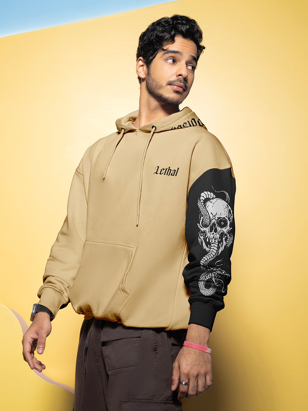 Bewakoof Brown & Black Lethal Graphic Printed Hooded Oversized Cotton Pullover Sweatshirt
Bewakoof Brown & Black Lethal Graphic Printed Hooded Oversized Cotton Pullover Sweatshirt