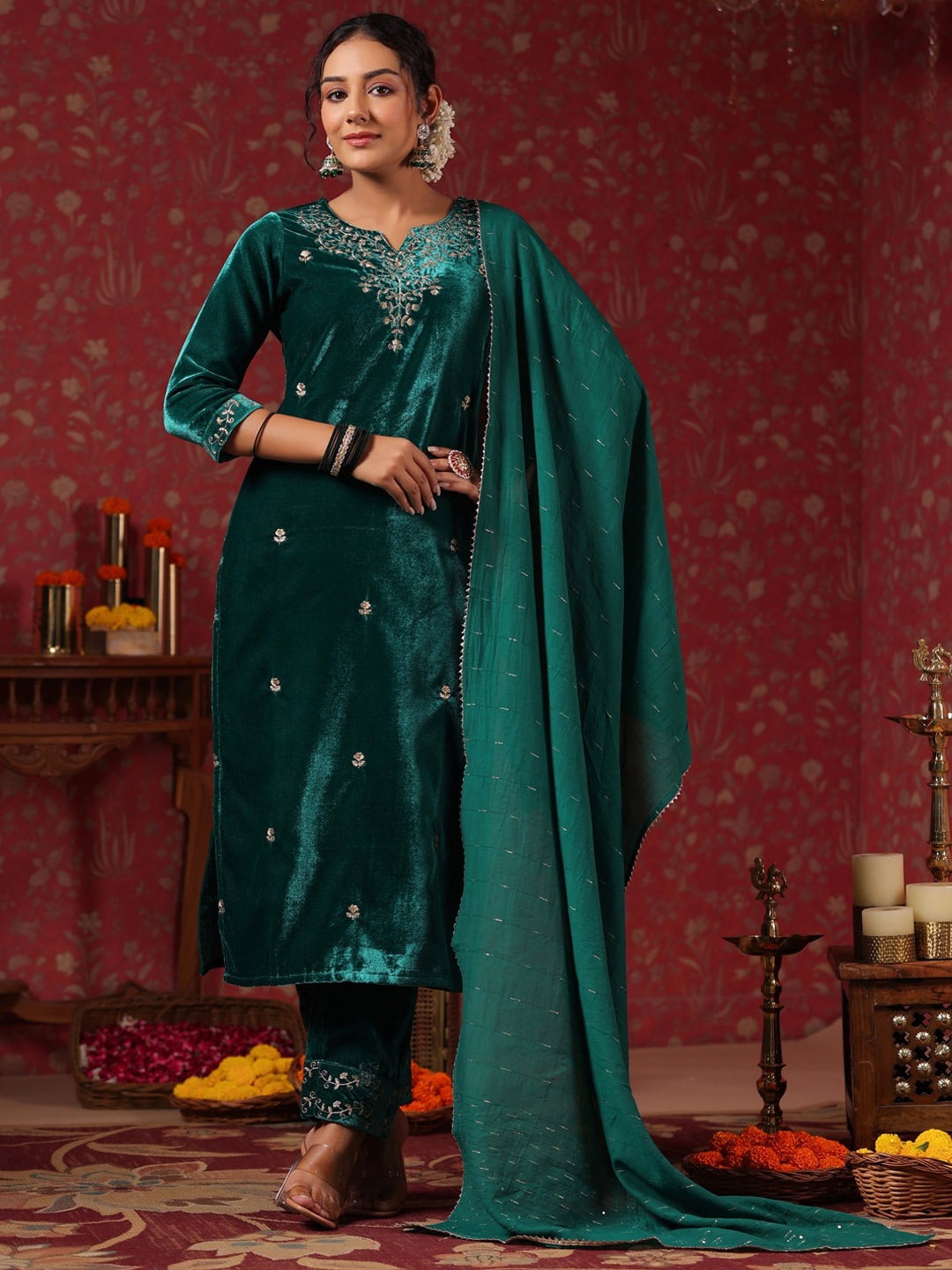Ishin Teal Ethnic Motifs Embroidered Thread Work Velvet Kurta With Trousers & Dupatta
Ishin Teal Ethnic Motifs Embroidered Thread Work Velvet Kurta With Trousers & Dupatta