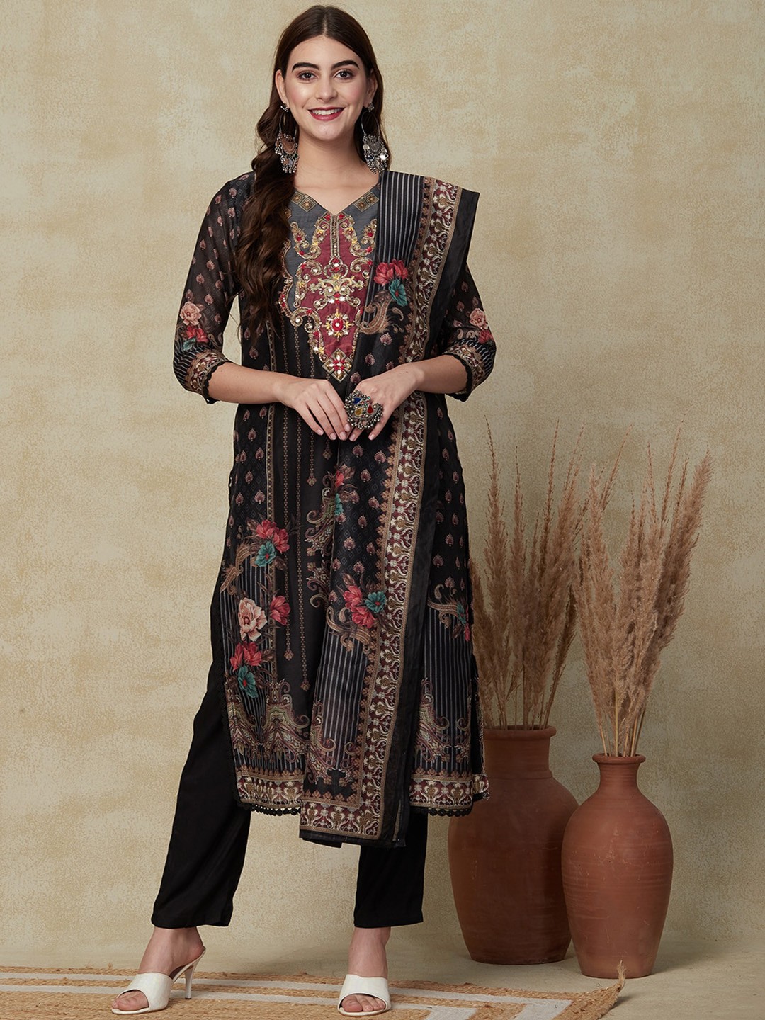 FASHOR Black Ethnic Motifs Printed Regular Chanderi Silk Kurta & Trousers With Dupatta
FASHOR Black Ethnic Motifs Printed Regular Chanderi Silk Kurta & Trousers With Dupatta