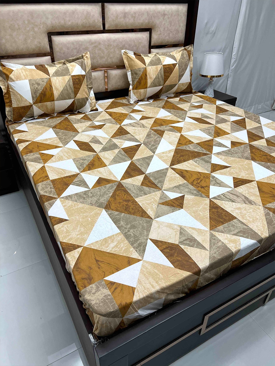 Pure Decor White & Brown Printed Cotton 300 TC Fitted King Bedsheet with 2 Pillow Covers
Pure Decor White & Brown Printed Cotton 300 TC Fitted King Bedsheet with 2 Pillow Covers