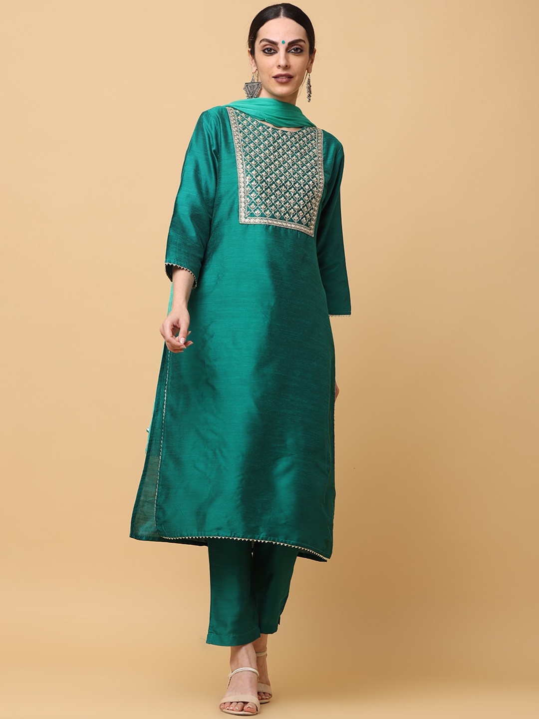 aayusika Green Ethnic Motifs Yoke Design Squinned Straight Kurta & Trousers With Dupatta
aayusika Green Ethnic Motifs Yoke Design Squinned Straight Kurta & Trousers With Dupatta