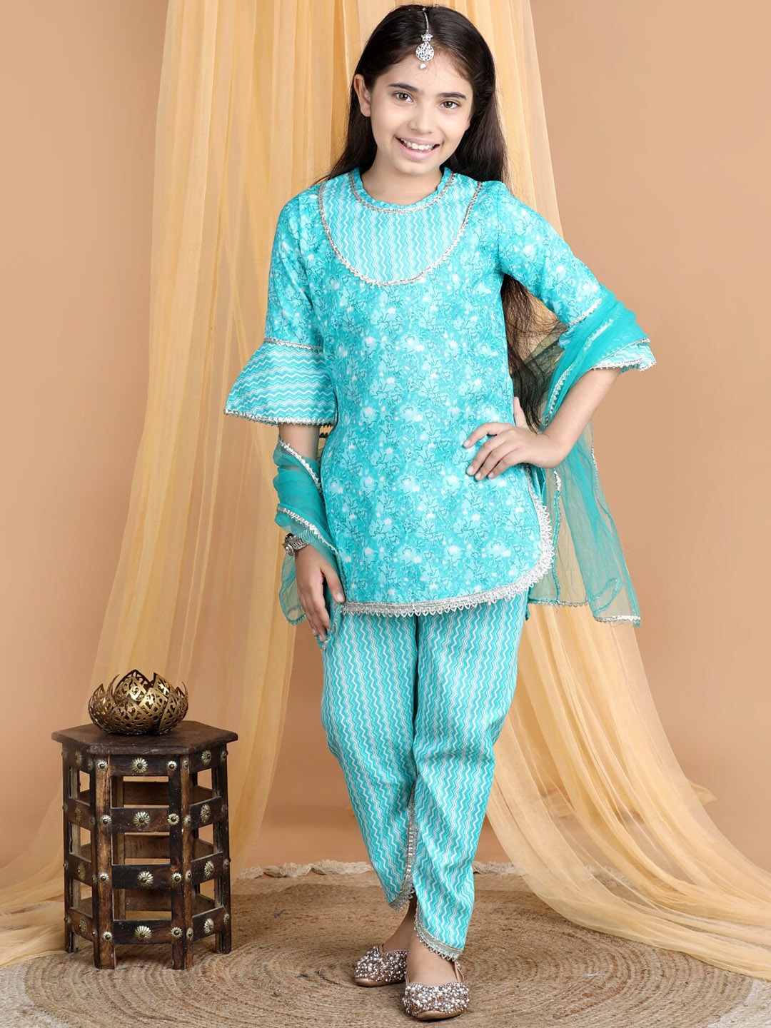 Cutiekins Girls Floral Printed Gotta Patti Straight Kurti with Dhoti Pants & Dupatta, Turquoise blue
Cutiekins Girls Floral Printed Gotta Patti Straight Kurti with Dhoti Pants & Dupatta, Turquoise blue