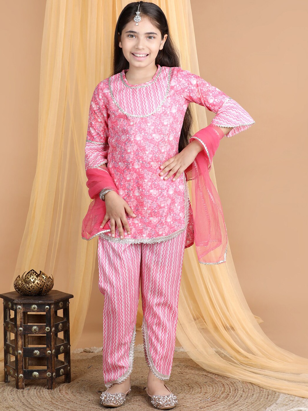 Cutiekins Girls Floral Printed Gotta Patti Straight Kurti with Dhoti Pants & Dupatta, Pink
Cutiekins Girls Floral Printed Gotta Patti Straight Kurti with Dhoti Pants & Dupatta, Pink