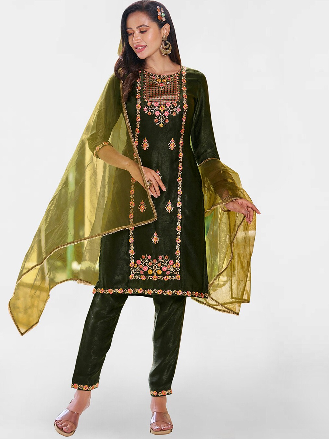 SKYLEE Green Floral Embroidered Regular Thread Work Velvet Kurta With Trousers & Dupatta
SKYLEE Green Floral Embroidered Regular Thread Work Velvet Kurta With Trousers & Dupatta
