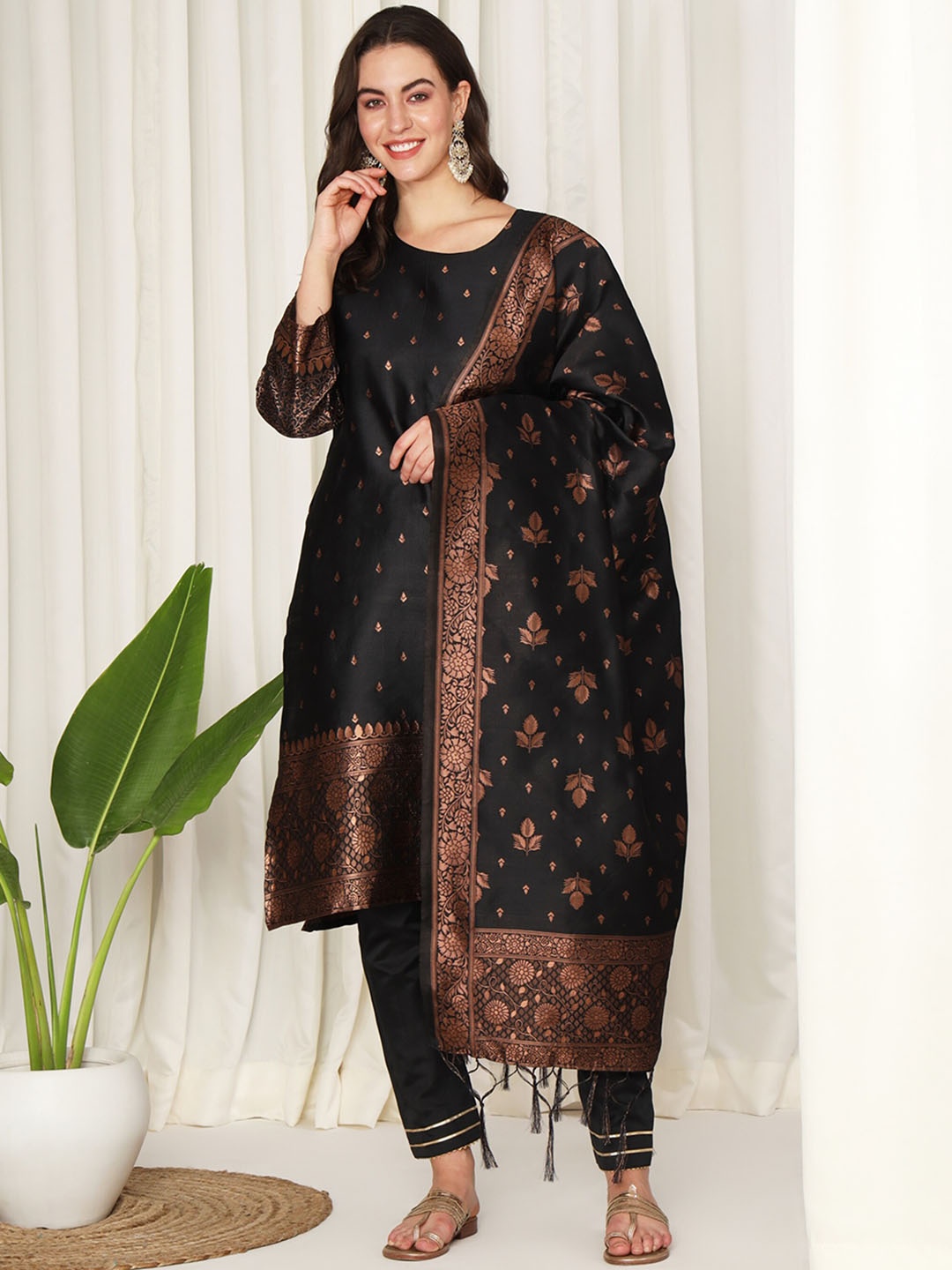 Vaidehi Fashion Floral Woven Design Banarasi jacquard Kurta with Trousers & Dupatta, Black
Vaidehi Fashion Floral Woven Design Banarasi jacquard Kurta with Trousers & Dupatta, Black