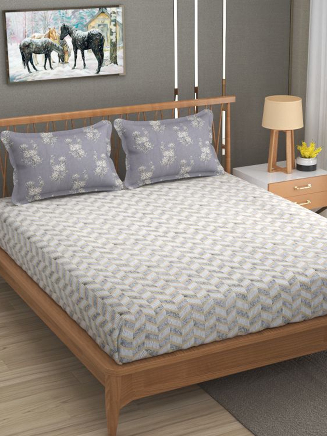 Florida Grey & White Geometric Cotton Fitted 144 TC King Bedsheet With 2 Pillow Covers
Florida Grey & White Geometric Cotton Fitted 144 TC King Bedsheet With 2 Pillow Covers