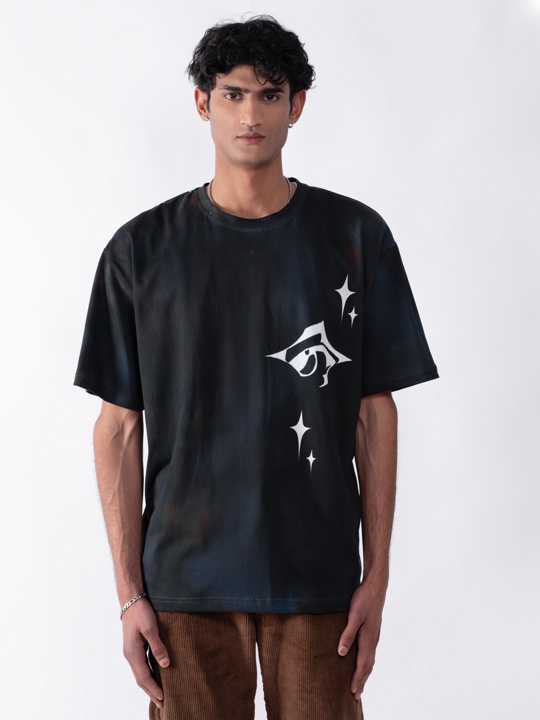 UNRL Men Graphic Printed Drop-Shoulder Sleeves Relaxed Fit Pure Cotton T-shirt, Navy blue
UNRL Men Graphic Printed Drop-Shoulder Sleeves Relaxed Fit Pure Cotton T-shirt, Navy blue