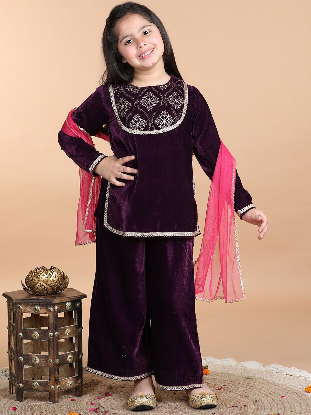 AWW HUNNIE Girls Ethnic Motifs Embroidered Velvet Kurti & Palazzos With Dupatta, Maroon
AWW HUNNIE Girls Ethnic Motifs Embroidered Velvet Kurti & Palazzos With Dupatta, Maroon