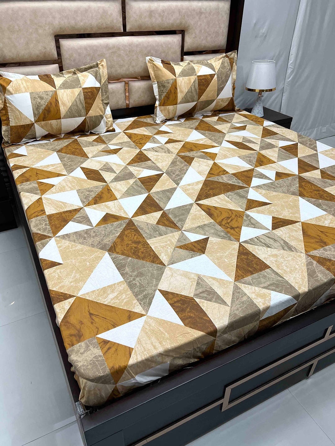 Pure Decor Brown Geometric Cotton Fitted 330 TC Super King Bedsheet & 2 Pillow Covers
Pure Decor Brown Geometric Cotton Fitted 330 TC Super King Bedsheet & 2 Pillow Covers