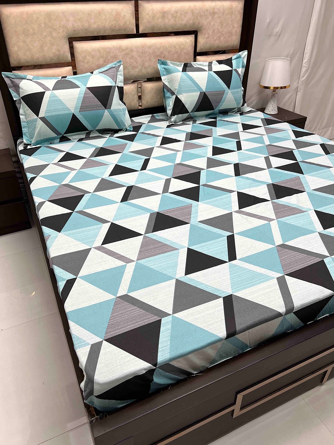 Pure Decor Sapphire Blue Printed Cotton 330 TC Fitted King Bedsheet & 2 Pillow Covers
Pure Decor Sapphire Blue Printed Cotton 330 TC Fitted King Bedsheet & 2 Pillow Covers