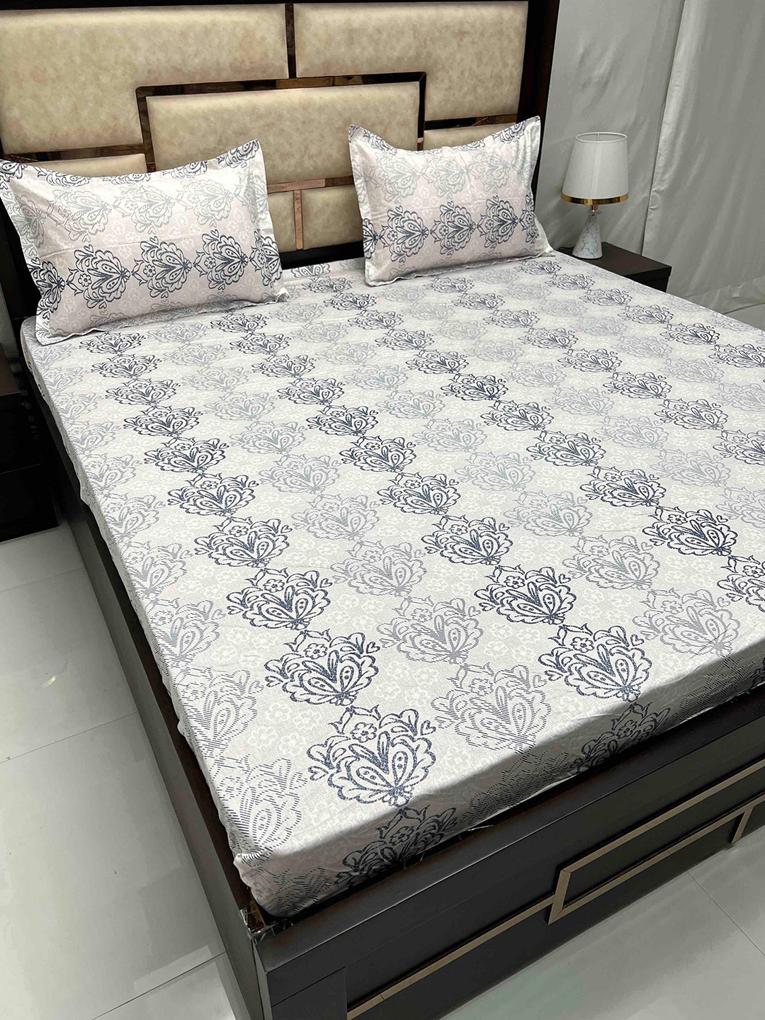 Pure Decor Sapphire White Printed Cotton 330 TC Fitted King Bedsheet & 2 Pillow Covers
Pure Decor Sapphire White Printed Cotton 330 TC Fitted King Bedsheet & 2 Pillow Covers
