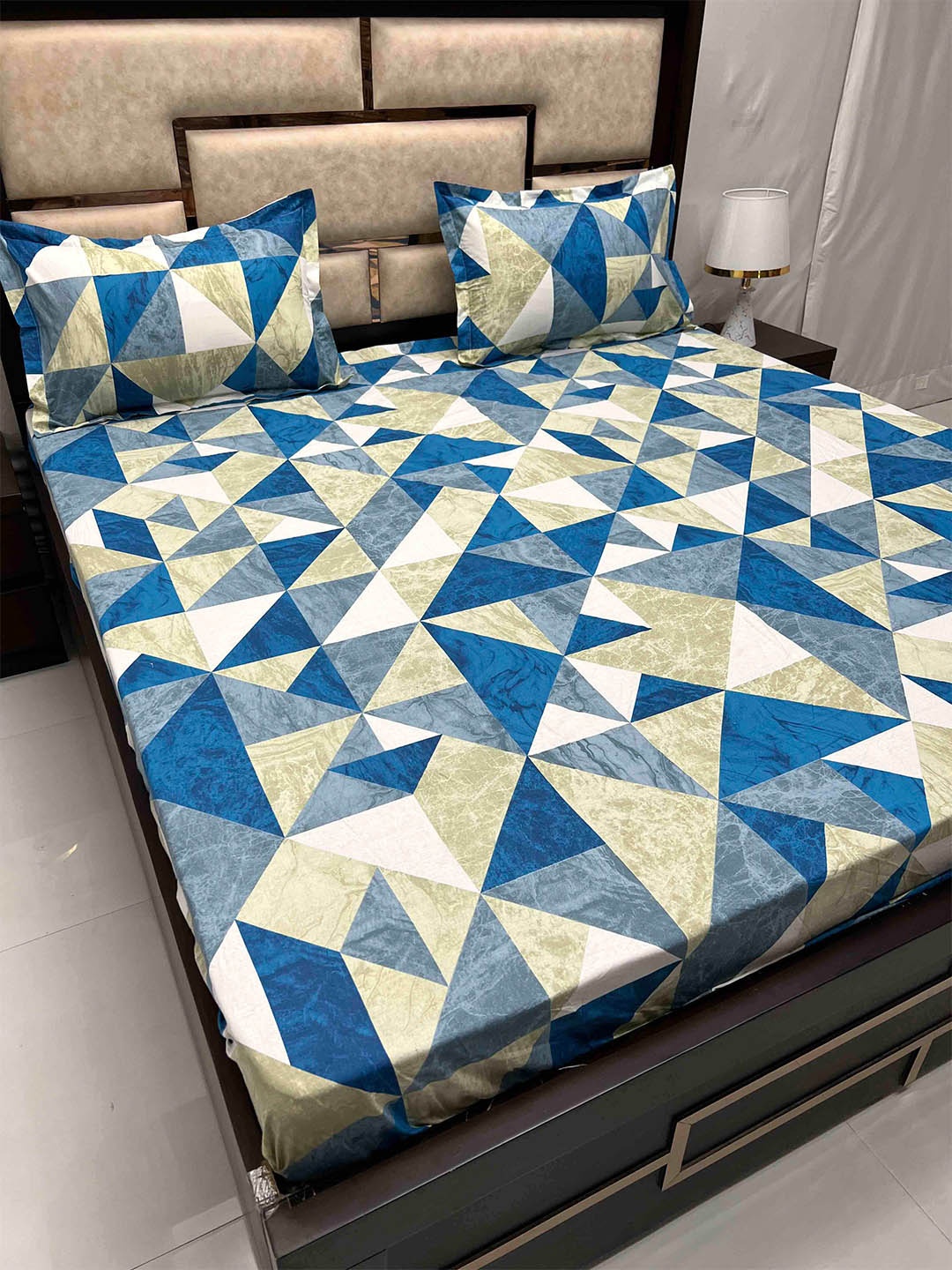 Pure Decor Sapphire Blue Geometric Cotton 330 TC Fitted King Bedsheet & 2 Pillow Covers
Pure Decor Sapphire Blue Geometric Cotton 330 TC Fitted King Bedsheet & 2 Pillow Covers