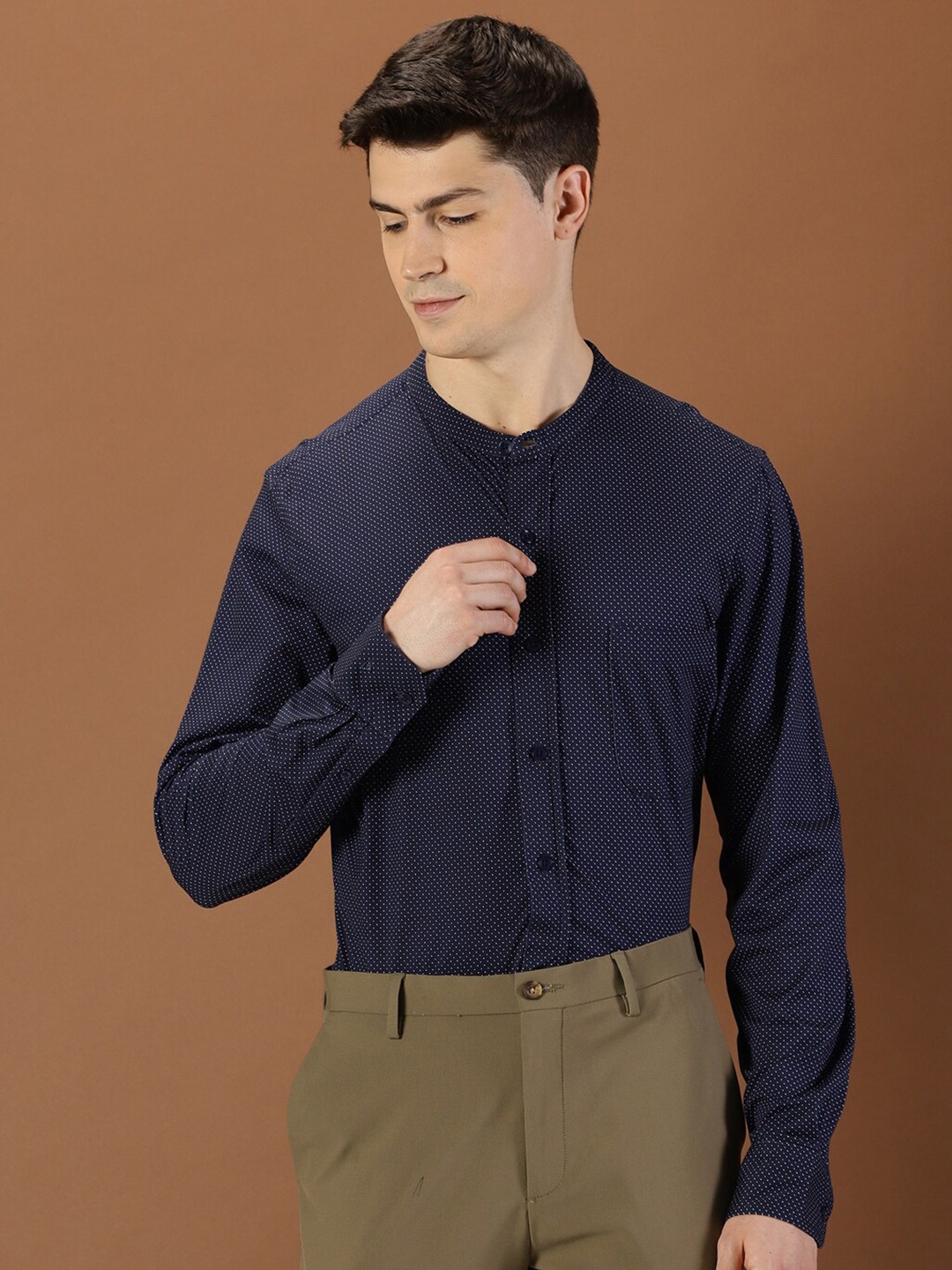 INVICTUS Original Slim Fit Micro Ditsy Printed Band Collar Knitted Weave Formal Shirt, Navy blue
INVICTUS Original Slim Fit Micro Ditsy Printed Band Collar Knitted Weave Formal Shirt, Navy blue