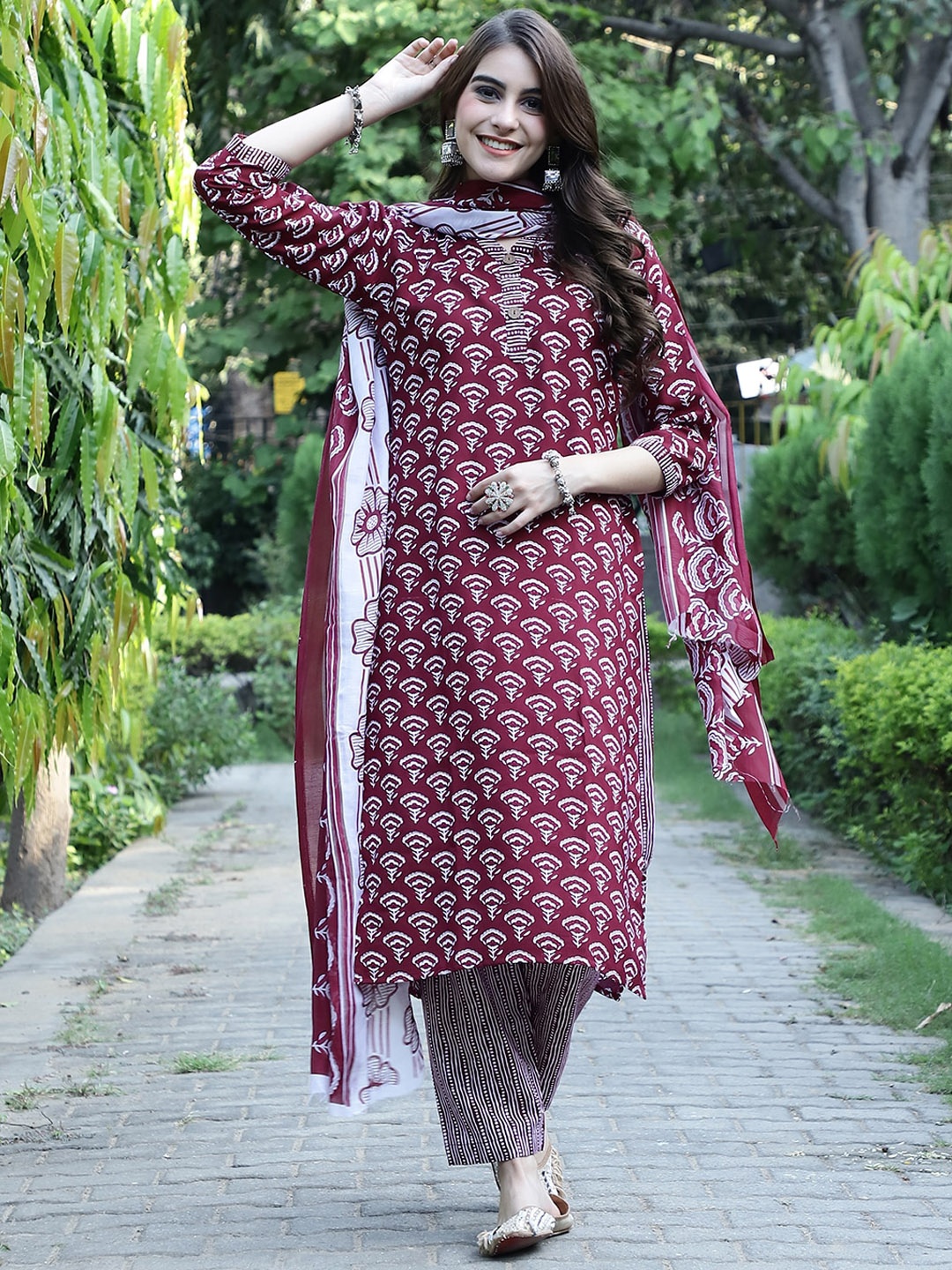 KALINI Floral Motifs Printed Regular Pure Cotton Kurta with Trousers & Dupatta, Purple
KALINI Floral Motifs Printed Regular Pure Cotton Kurta with Trousers & Dupatta, Purple