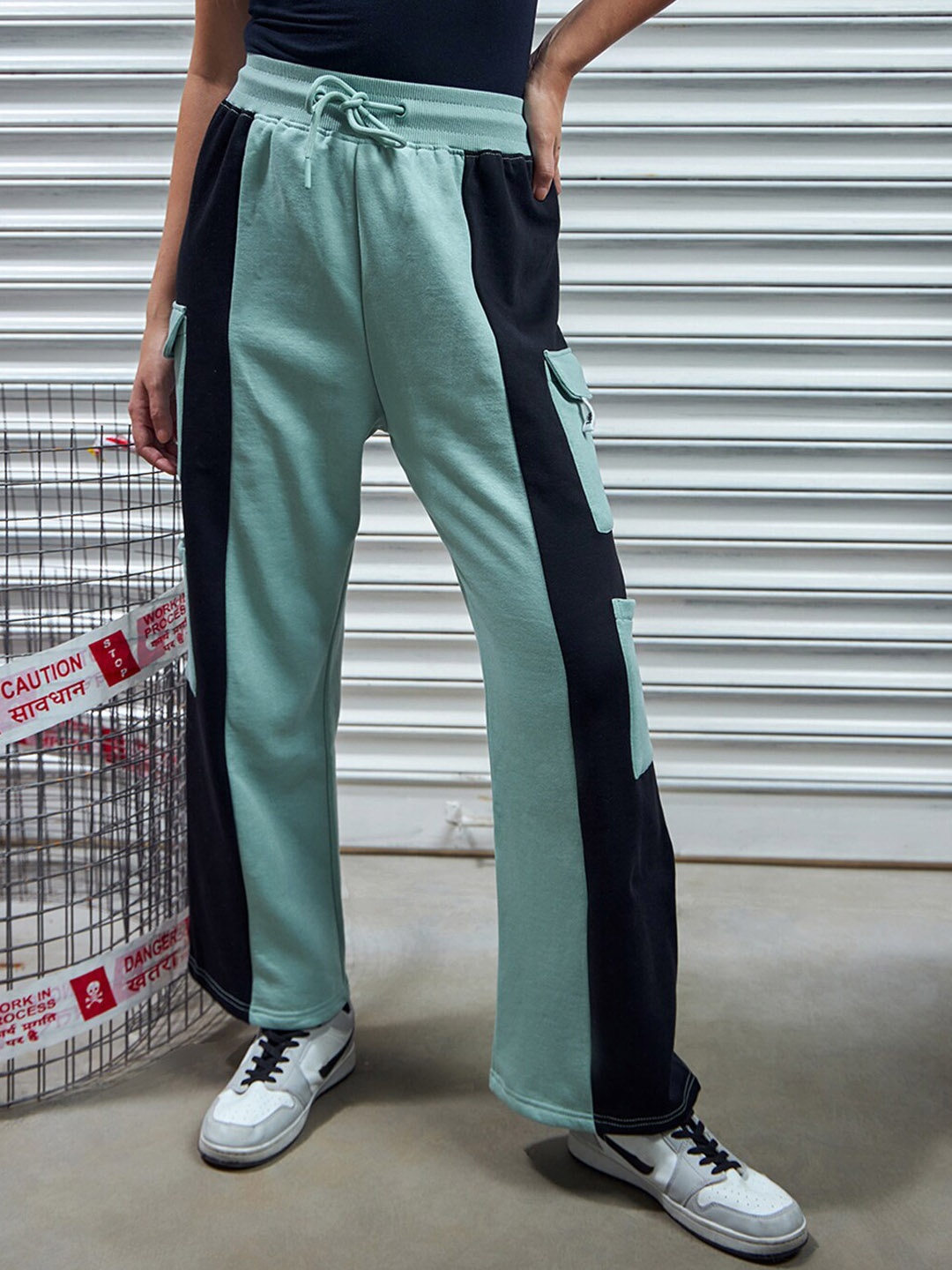 Bewakoof Heavy Duty 1.0 Women Harbor Gangster Color Blocked Oversized Cargo Track Pants, Green
Bewakoof Heavy Duty 1.0 Women Harbor Gangster Color Blocked Oversized Cargo Track Pants, Green