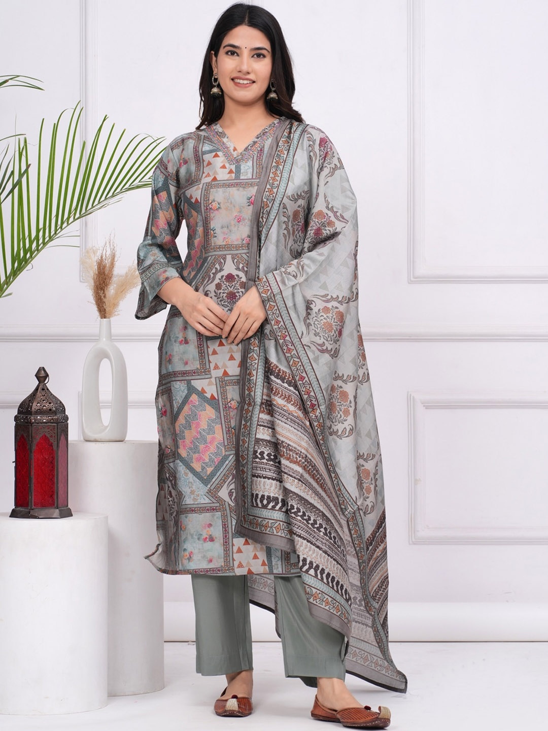 EtnicaWear Ethnic Motifs Printed Pure Silk Straight Kurta & Trousers With Dupatta, Grey
EtnicaWear Ethnic Motifs Printed Pure Silk Straight Kurta & Trousers With Dupatta, Grey