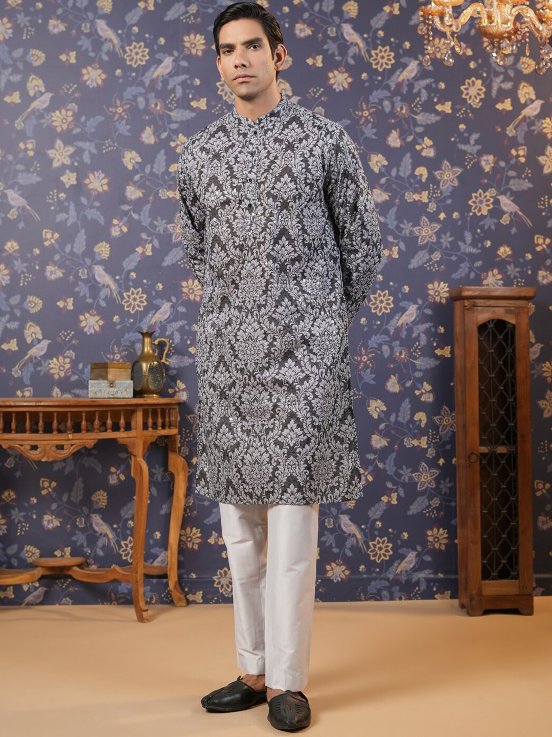 House of Pataudi Men Ethnic Motifs Printed Regular Sequinned Kurta with Trousers, Black
House of Pataudi Men Ethnic Motifs Printed Regular Sequinned Kurta with Trousers, Black