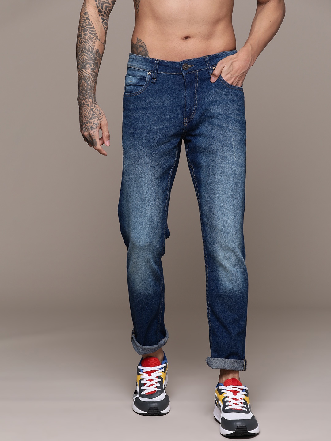 The Roadster Lifestyle Co. Men Slim Fit Low Distress Light Fade Stretchable Jeans, Navy blue
The Roadster Lifestyle Co. Men Slim Fit Low Distress Light Fade Stretchable Jeans, Navy blue