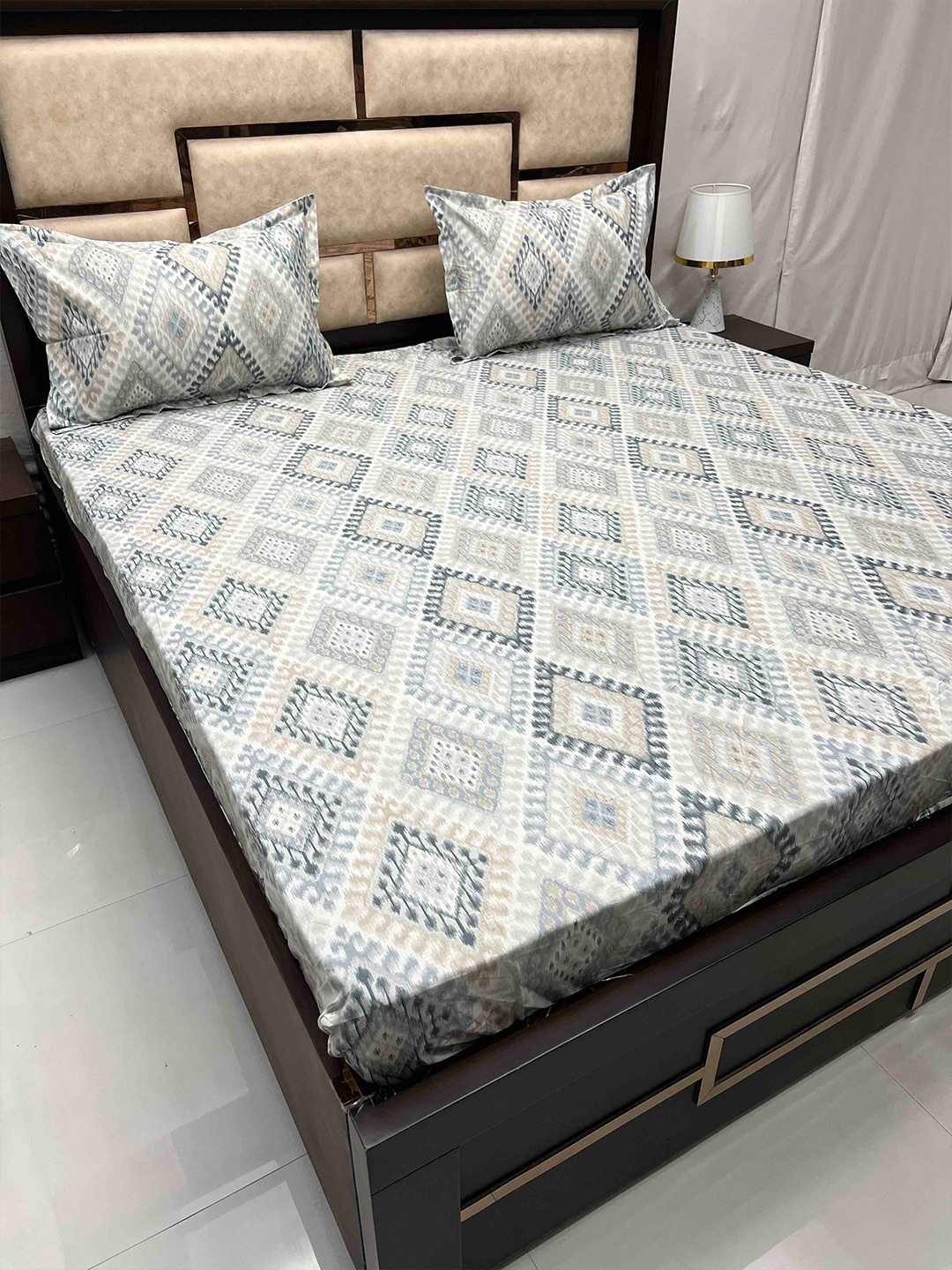 Pure Decor Royal Velar White Abstract Cotton 400 TC King Bedsheet with 2 Pillow Covers
Pure Decor Royal Velar White Abstract Cotton 400 TC King Bedsheet with 2 Pillow Covers