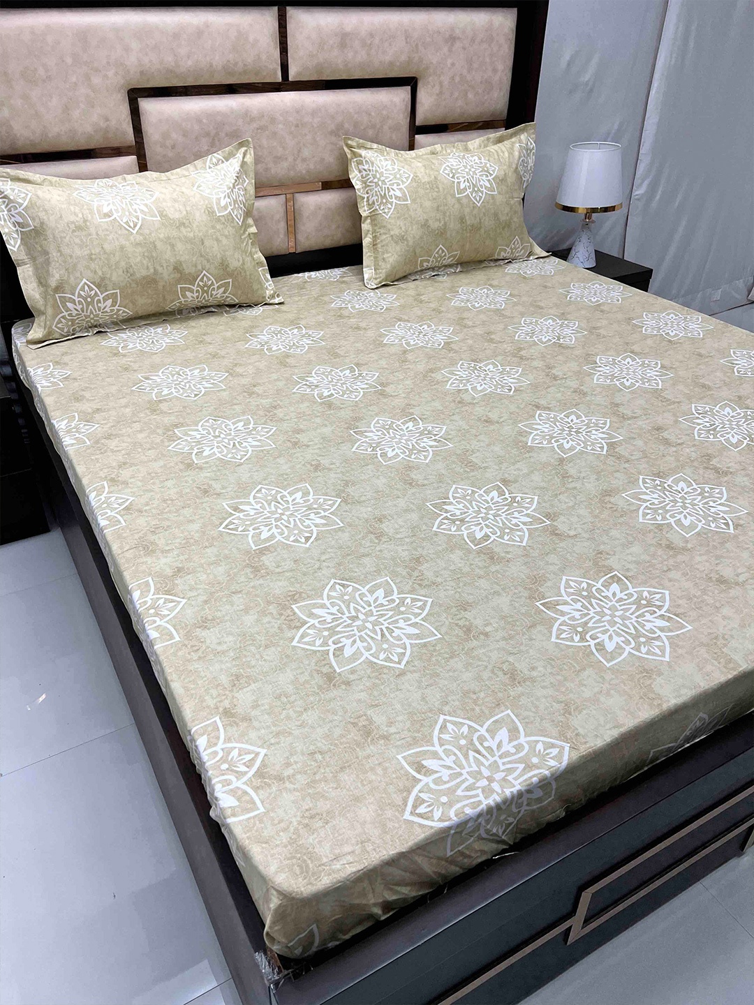 Pure Decor Khaki & White Pure Cotton 400 TC Super King Bedsheet with 2 Pillow Covers
Pure Decor Khaki & White Pure Cotton 400 TC Super King Bedsheet with 2 Pillow Covers