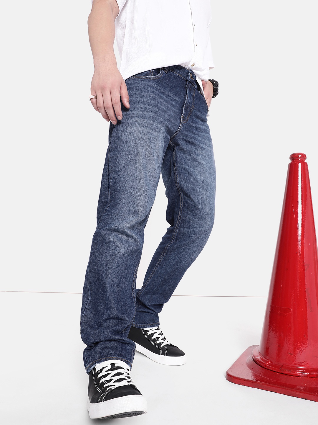 The Roadster Lifestyle Co. Men Pure Cotton Relaxed Fit Light Fade Stretchable Jeans, Blue
The Roadster Lifestyle Co. Men Pure Cotton Relaxed Fit Light Fade Stretchable Jeans, Blue