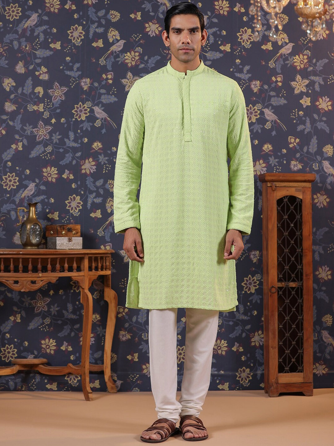 House of Pataudi Ethnic Motifs Embroidered Mandarin Collar Sequinned Detail Straight Kurta, Lime green
House of Pataudi Ethnic Motifs Embroidered Mandarin Collar Sequinned Detail Straight Kurta, Lime green