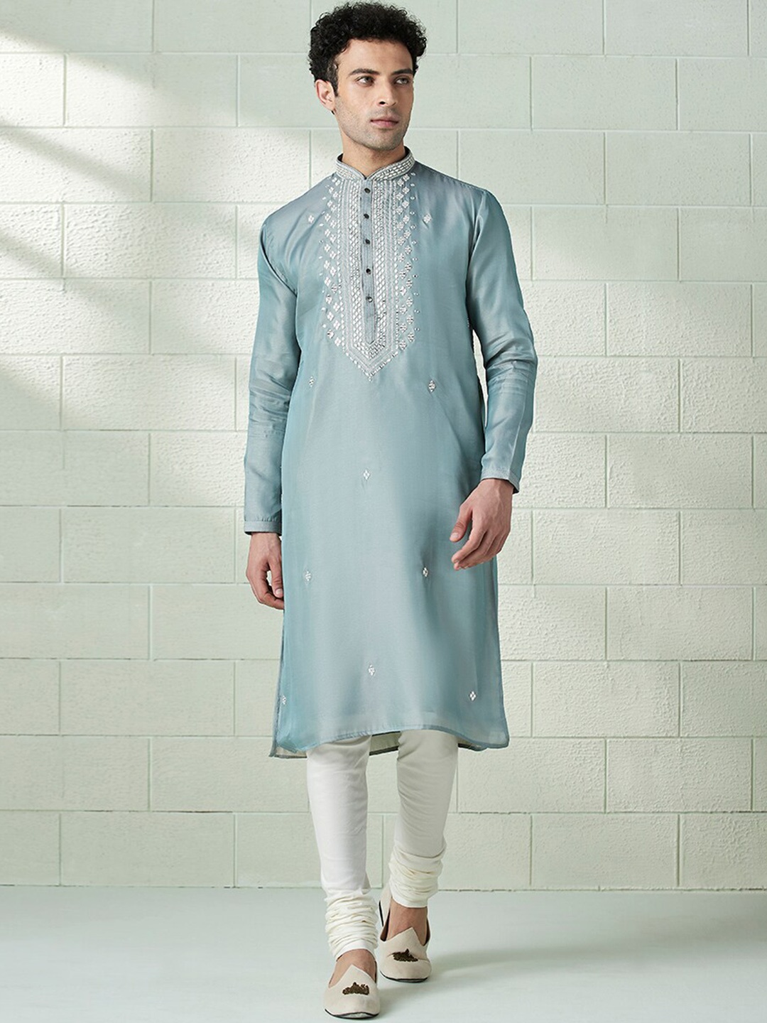Twamev Ethnic Motifs Embroidered Mandarin Collar Long Sleeve Regular Kurta With Churidar, Green
Twamev Ethnic Motifs Embroidered Mandarin Collar Long Sleeve Regular Kurta With Churidar, Green