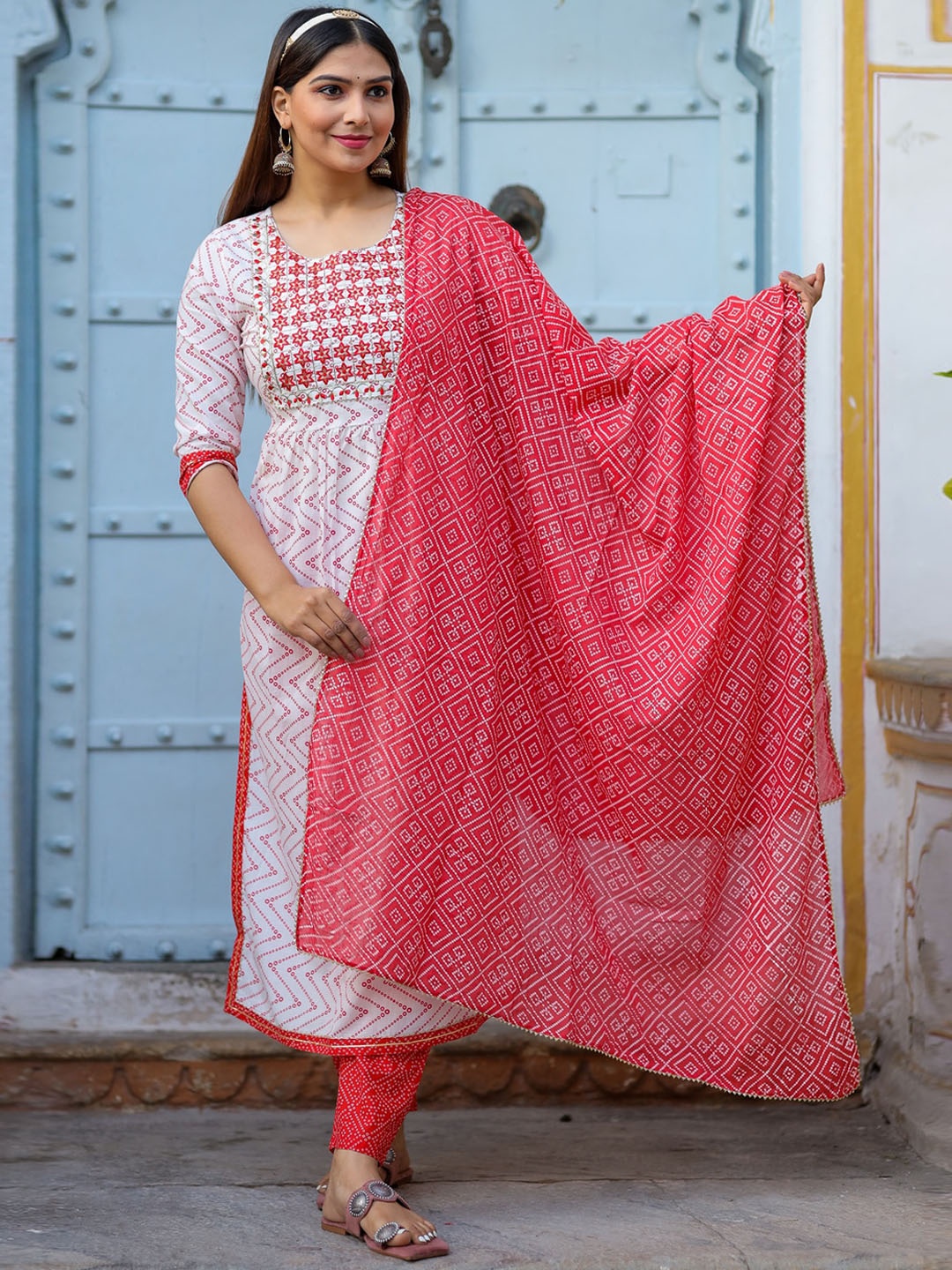 DOISA Geometric Printed Thread Work Pure Cotton Kurta With Trousers & Dupatta, White
DOISA Geometric Printed Thread Work Pure Cotton Kurta With Trousers & Dupatta, White