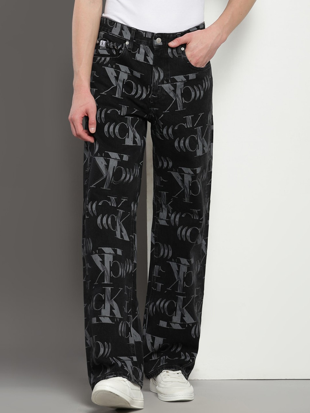 Calvin Klein Men Loose Straight Fit Clean Look Typography Printed Cotton Jeans, Black
Calvin Klein Men Loose Straight Fit Clean Look Typography Printed Cotton Jeans, Black