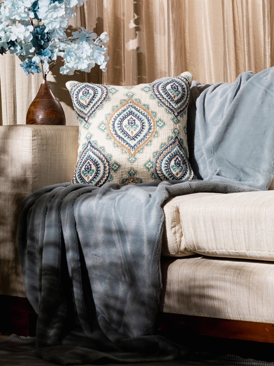 LUSH & BEYOND Cream & Green Ethnic Motifs Printed & Dori Work Cotton Square Cushion Cover
LUSH & BEYOND Cream & Green Ethnic Motifs Printed & Dori Work Cotton Square Cushion Cover