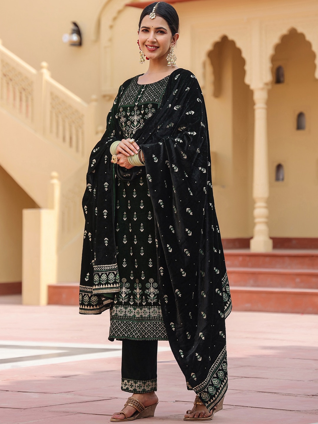 Yufta Ethnic Motifs Embroidered Sequinned Velvet Straight Kurta With Trousers & Dupatta, Green
Yufta Ethnic Motifs Embroidered Sequinned Velvet Straight Kurta With Trousers & Dupatta, Green