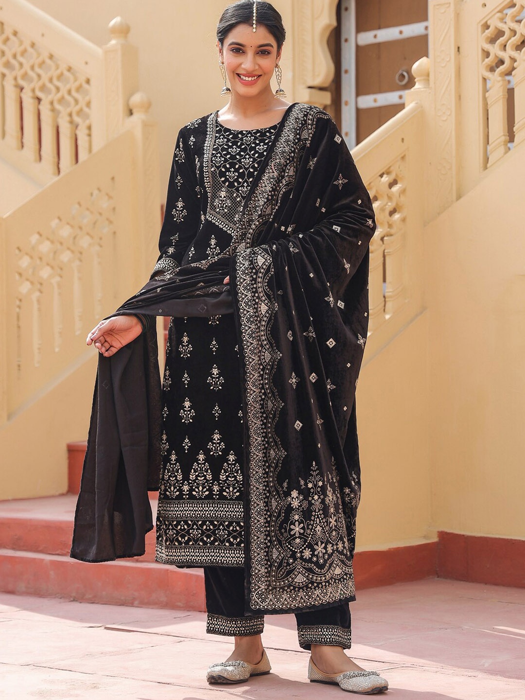 Yufta Ethnic Motifs Embroidered Thread Work Velvet Kurta With Trousers & Dupatta, Black
Yufta Ethnic Motifs Embroidered Thread Work Velvet Kurta With Trousers & Dupatta, Black