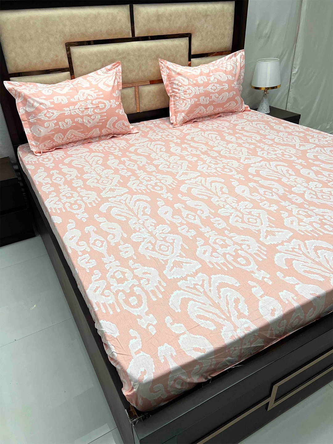 Pure Decor Villa Peach & White Abstract Pure Cotton 400 TC King Bedsheet & 2 Pillow Covers
Pure Decor Villa Peach & White Abstract Pure Cotton 400 TC King Bedsheet & 2 Pillow Covers